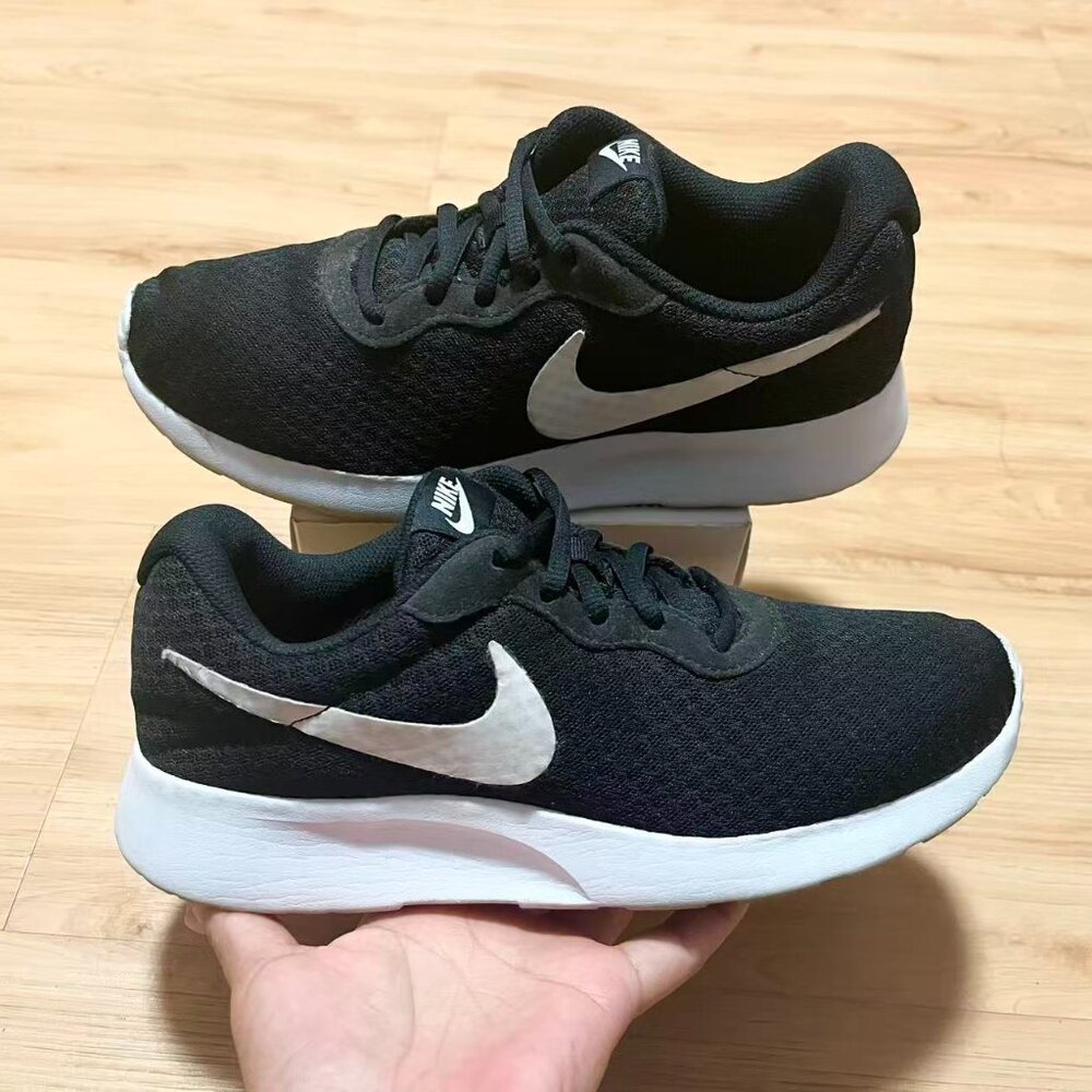Nike Shoes Womens 8 Black Tanjun Athletic Sneakers Lace Up Comfort 812655-011